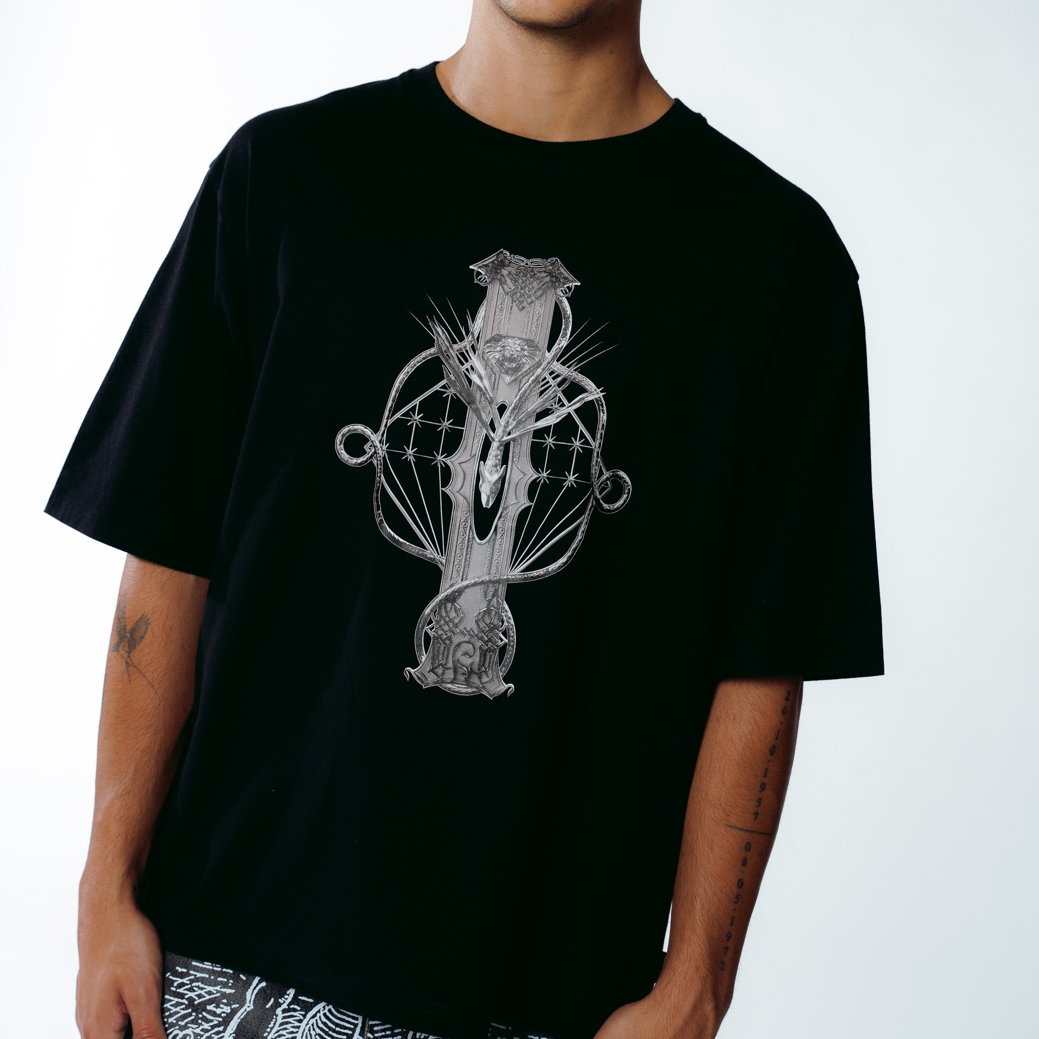 MONUMENTAL TEE BLACK